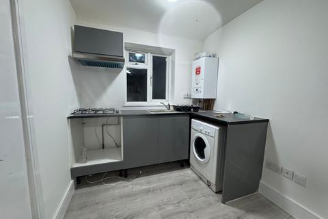 Studio to rent, 96 Mornington Crescent, Hounslow TW5