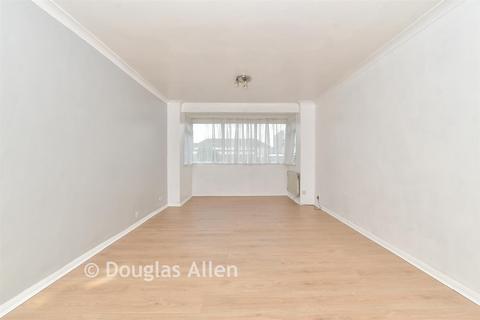2 bedroom ground floor flat for sale, Winston Close, Romford RM7
