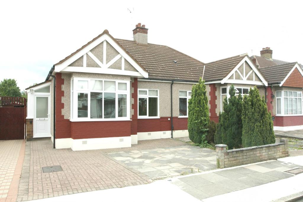 Randall Drive, Hornchurch, Essex, RM12 2 bed semidetached bungalow £