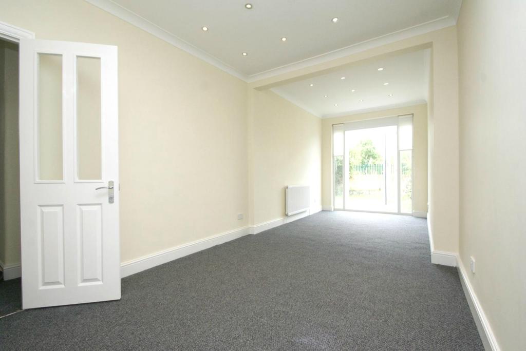 Randall Drive, Hornchurch, Essex, RM12 2 bed semidetached bungalow £