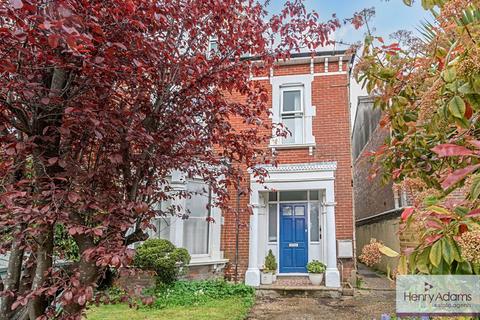 2 bedroom flat for sale, Station Road, Petersfield, GU32