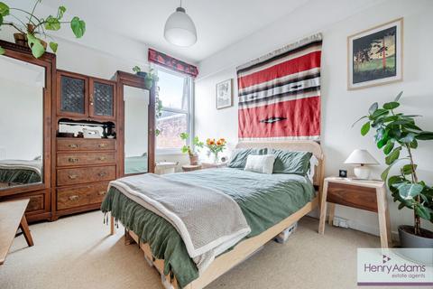 2 bedroom flat for sale, Station Road, Petersfield, GU32