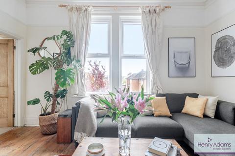 2 bedroom flat for sale, Station Road, Petersfield, GU32