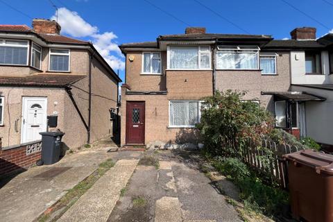 3 bedroom semi-detached house to rent, First Avenue, Dagenham