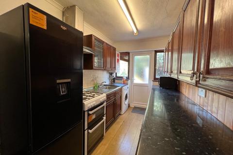 3 bedroom semi-detached house to rent, First Avenue, Dagenham