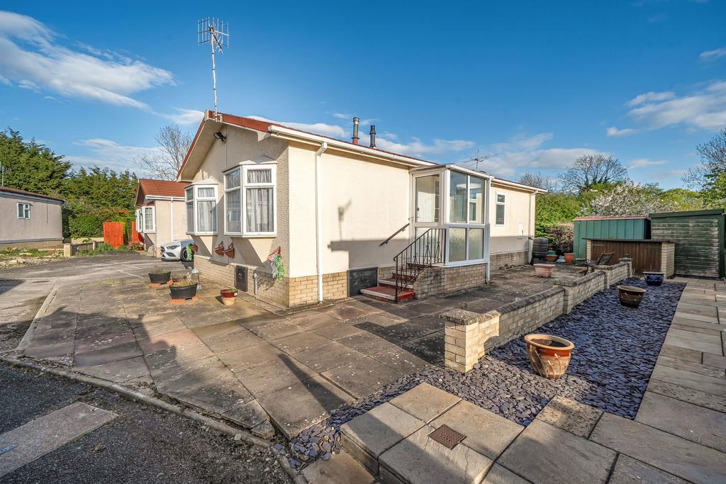 Detached house exterior, driveway