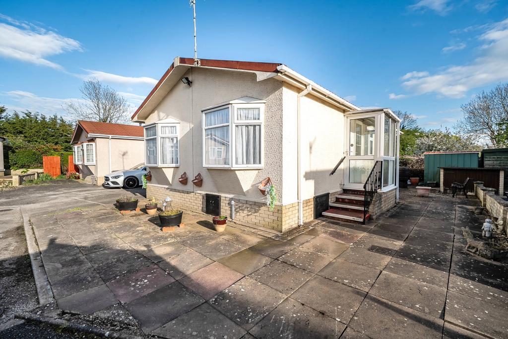 Detached house exterior, driveway