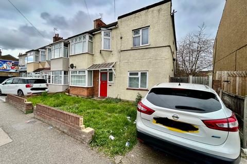 2 bedroom flat for sale, Dagenham Road, Romford