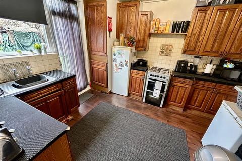 2 bedroom flat for sale, Dagenham Road, Romford