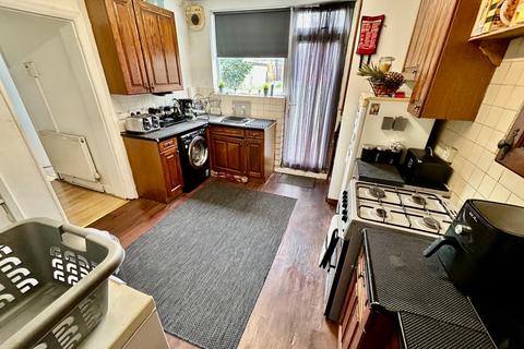 2 bedroom flat for sale, Dagenham Road, Romford