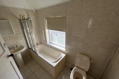 3 bedroom semi-detached house to rent, Callear Road, Wednesbury, WS10