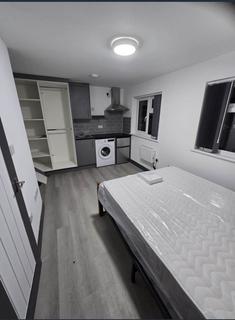 Studio to rent, Conway Road, Whitton TW4
