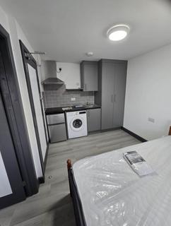 Studio to rent, Conway Road, Whitton TW4