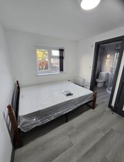 Studio to rent, Conway Road, Whitton TW4