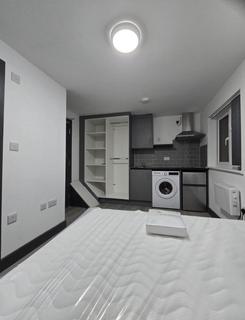 Studio to rent, Conway Road, Whitton TW4