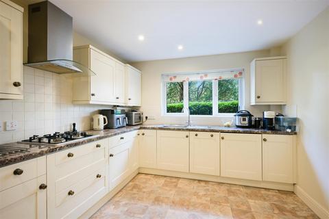 2 bedroom flat for sale, Petersmead Close, Tadworth