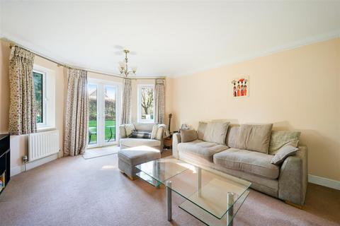 2 bedroom flat for sale, Petersmead Close, Tadworth