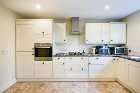 2 bedroom flat for sale, Petersmead Close, Tadworth