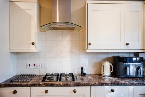 2 bedroom flat for sale, Petersmead Close, Tadworth
