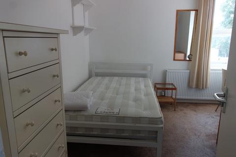 1 bedroom in a house share to rent, Portland Road, Kingston, KT1 2SW