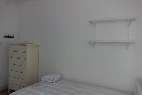 1 bedroom in a house share to rent, Portland Road, Kingston, KT1 2SW