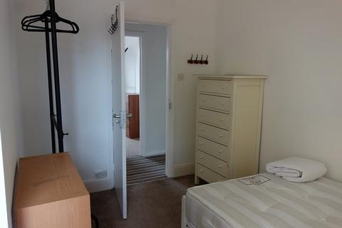 1 bedroom in a house share to rent, Portland Road, Kingston, KT1 2SW