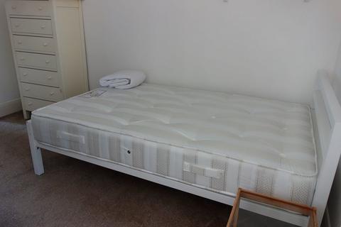 1 bedroom in a house share to rent, Portland Road, Kingston, KT1 2SW