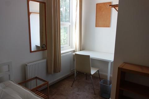 1 bedroom in a house share to rent, Portland Road, Kingston, KT1 2SW