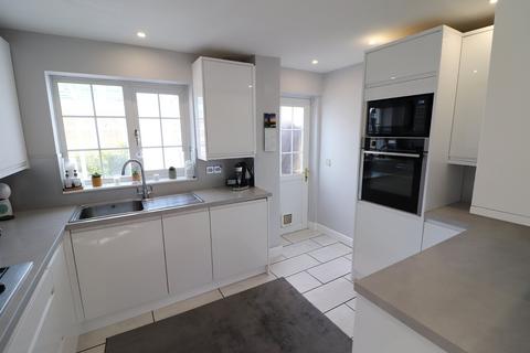 3 bedroom detached house for sale, Edmonds Drive, Stevenage, Hertfordshire, SG2