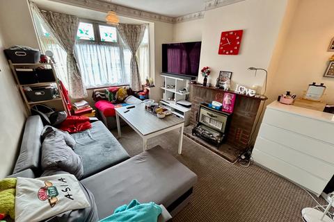 2 bedroom flat for sale, Dagenham Road, Romford
