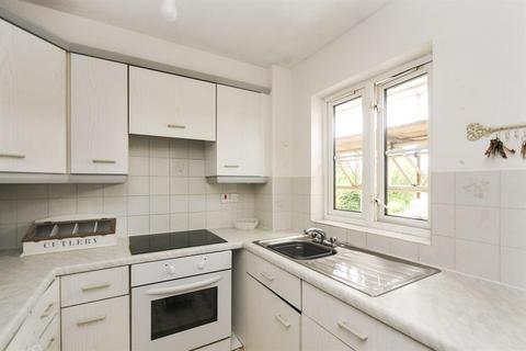 2 bedroom apartment to rent, Caraway Place, WALLINGTON