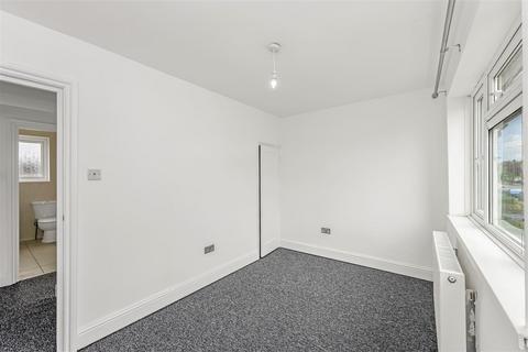2 bedroom flat to rent, Frances Road, Chingford E4