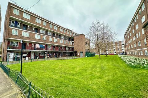 3 bedroom flat for sale, Geffrye Court, London