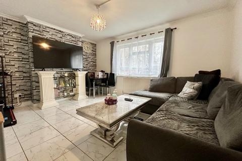 3 bedroom flat for sale, Geffrye Court, London