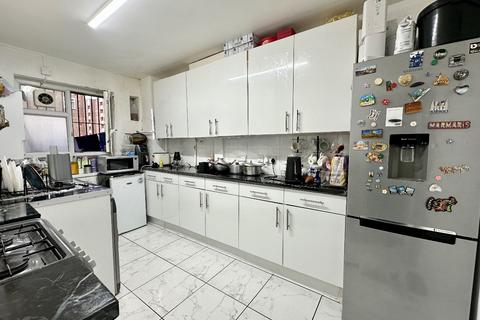 3 bedroom flat for sale, Geffrye Court, London