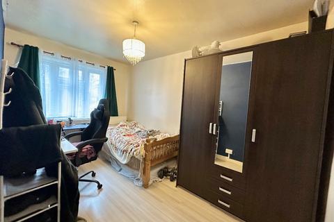 3 bedroom flat for sale, Geffrye Court, London