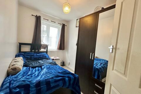 3 bedroom flat for sale, Geffrye Court, London