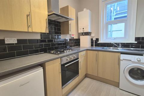 Studio to rent, Alhambra Road, Southsea