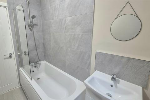 Studio to rent, Alhambra Road, Southsea