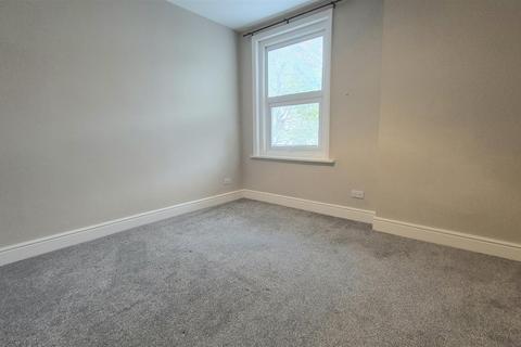 Studio to rent, Alhambra Road, Southsea