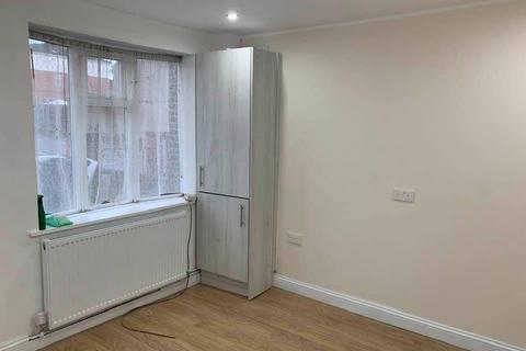 3 bedroom terraced house to rent, Mostyn Road, Luton LU3