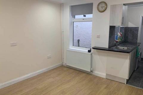 3 bedroom terraced house to rent, Mostyn Road, Luton LU3