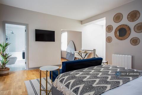 Studio to rent, Eden Grove, London, N7
