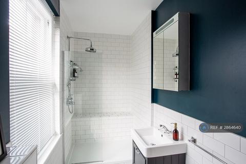 Studio to rent, Eden Grove, London, N7