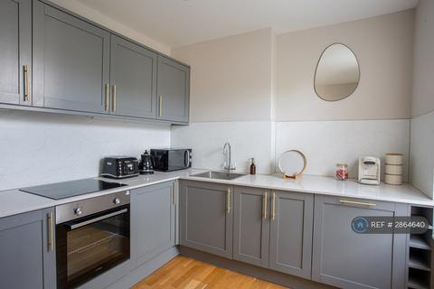 Studio to rent, Eden Grove, London, N7