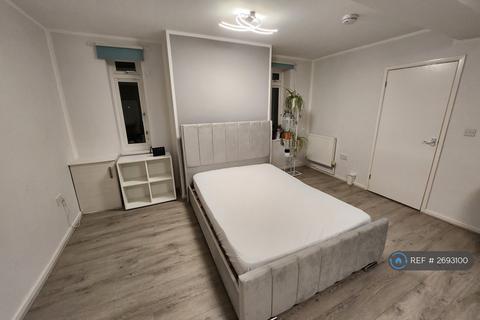 1 bedroom in a flat share to rent, Earlham West Centre, Norwich, NR5