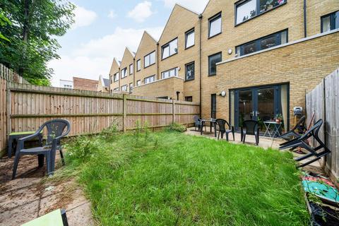 4 bedroom terraced house to rent, Bathurst Square, London, N15