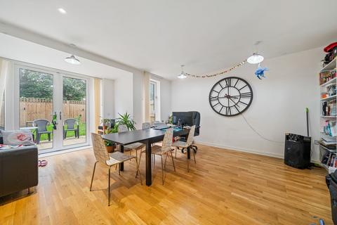 4 bedroom terraced house to rent, Bathurst Square, London, N15