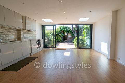 3 bedroom terraced house to rent, Buckingham Gardens, West Molesey KT8