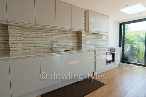 3 bedroom terraced house to rent, Buckingham Gardens, West Molesey KT8